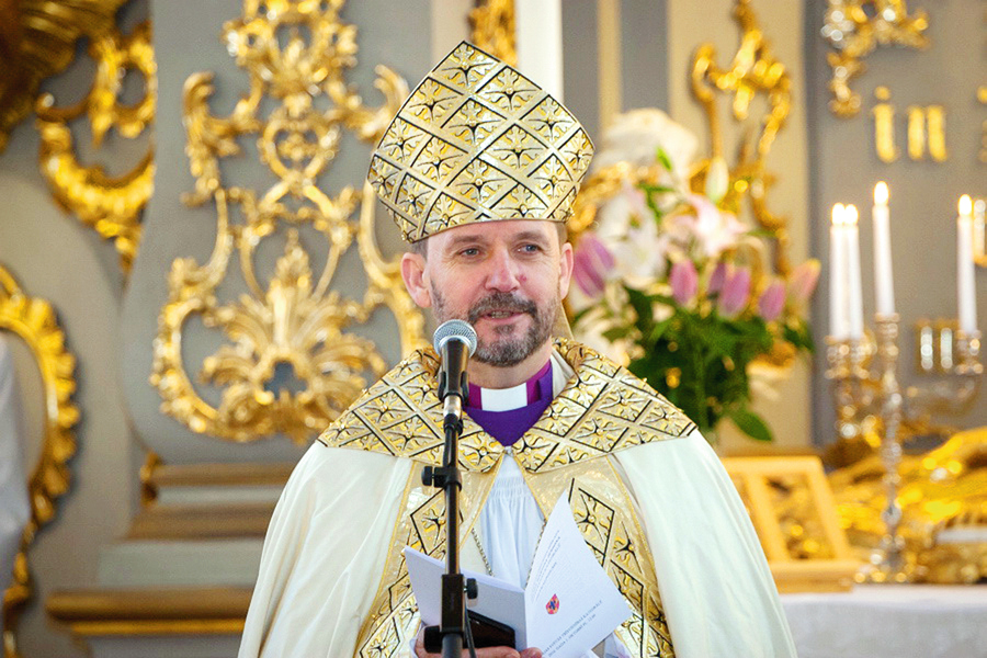 Dievkalpojuma laikā Liepājas Svētās Trīsvienības katedrālē.