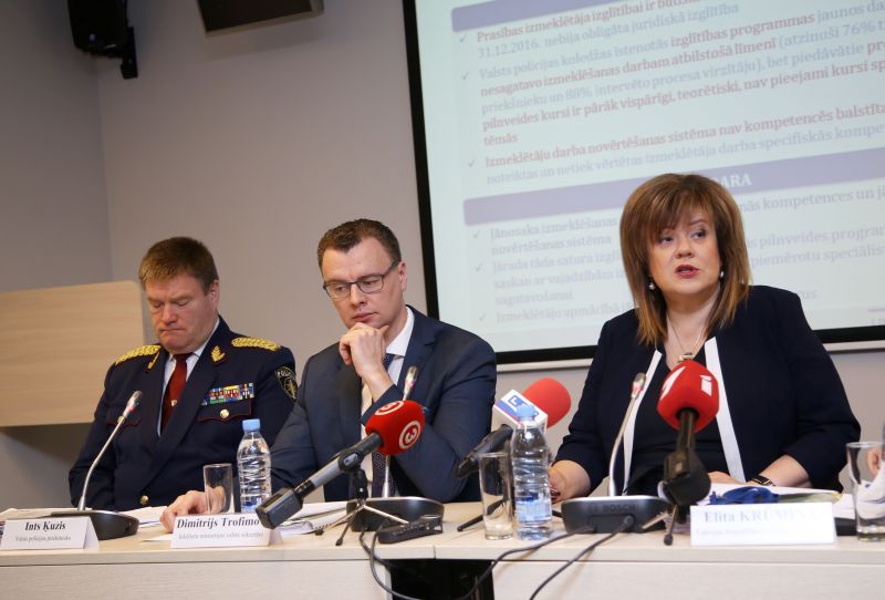 Valsts policijas priekšnieks Ints Ķuzis, Iekšlietu ministrijas valsts sekretārs Dimitrijs Trofimovs un Valsts kontroliere Elita Krūmiņa piedalās Valsts kontroles, Iekšlietu ministrijas un Valsts policijas rīkotajā preses konferencē, kurā iepazīstina ar revīzijas “Vai pirmstiesas izmeklēšana Valsts policijā ir efektīva?” galvenajiem secinājumiem un ieteikumiem.