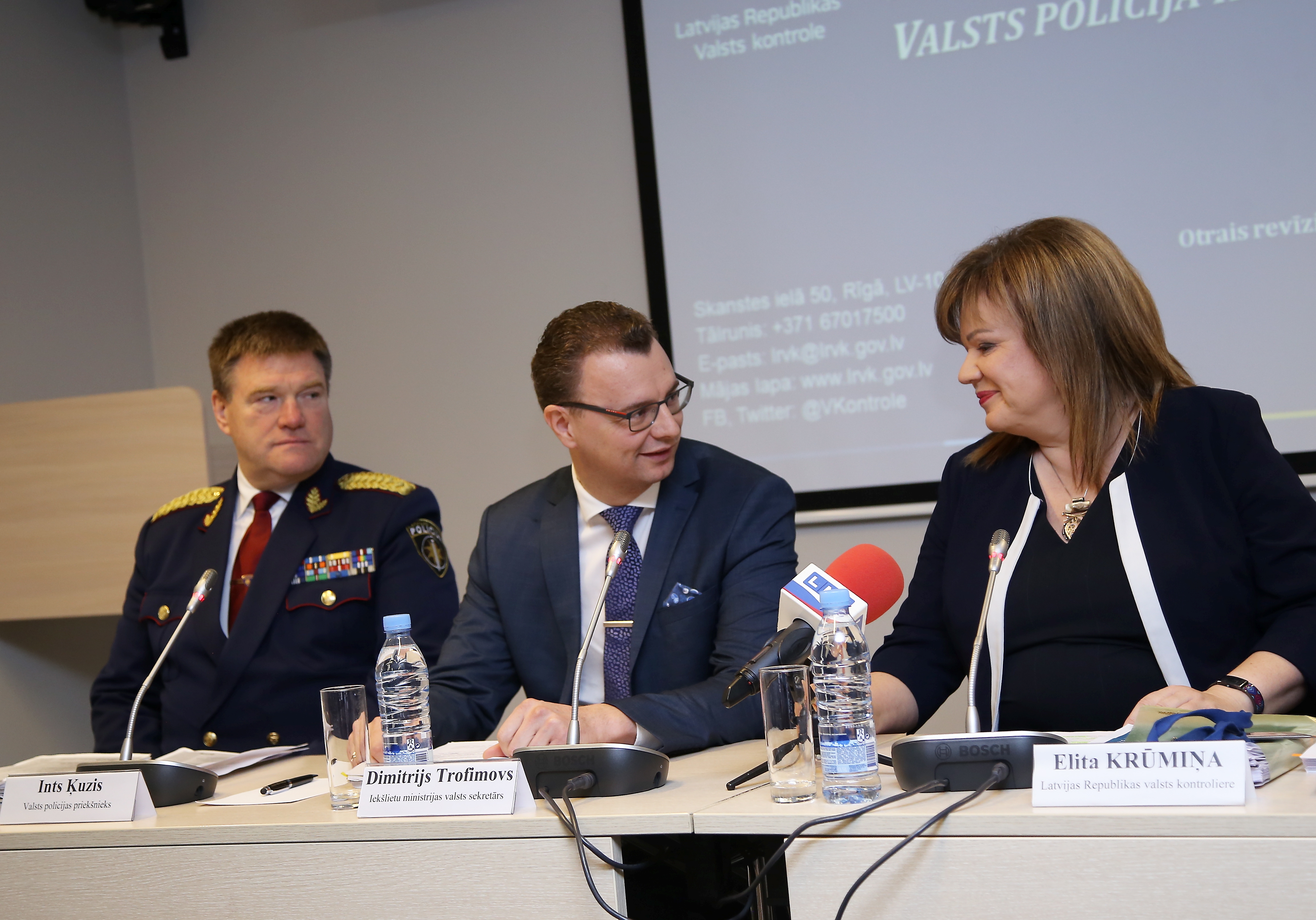 Valsts policijas priekšnieks Ints Ķuzis, Iekšlietu ministrijas valsts sekretārs Dimitrijs Trofimovs un Valsts kontroliere Elita Krūmiņa piedalās Valsts kontroles, Iekšlietu ministrijas un Valsts policijas rīkotajā preses konferencē, kurā iepazīstina ar revīzijas “Vai pirmstiesas izmeklēšana Valsts policijā ir efektīva?” galvenajiem secinājumiem un ieteikumiem. Foto – LETA
