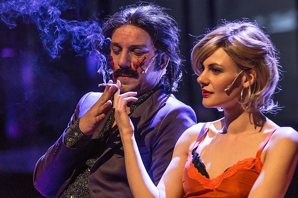 Artūrs Skrastiņš (Bannijs Manro) un Ieva Segliņa (Lībija, viņa sieva) izrādē “Bannija Manro nāve”.