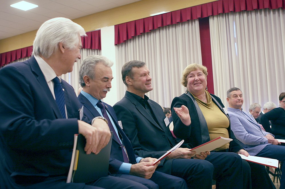 Delegātu pirmajās rindās Silvija Šimfa omulīgi tērzēja ar citiem “NSL” līderiem un uzmanīgi noklausījās debašu daļu, bet uzreiz pēc tam partijas kongresu pameta. Šonedēļ viņa sola pieņemt lēmumu par to, vai aiziet no šīs partijas.