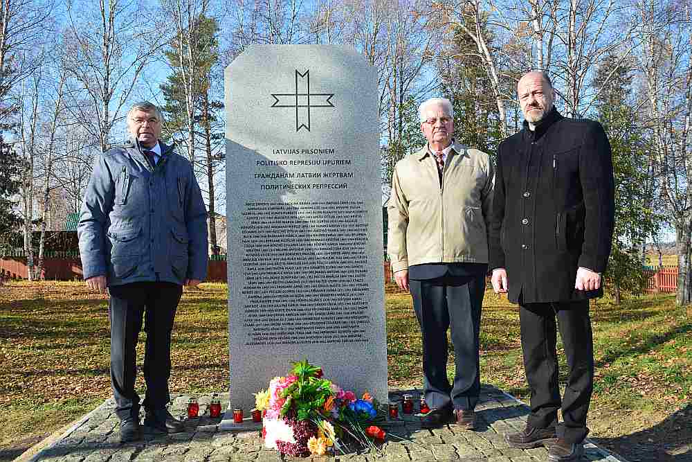 Dzintars Kraujiņš (no kreisās), Kārlis Bērziņš un Brāļu kapu komitejas valdes priekšsēdētājs Arnis Āboltiņš pie jaunatklātā pieminekļa represētajiem latviešiem Sibīrijā.