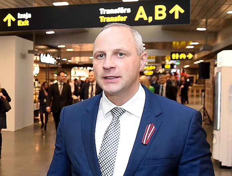 Labi apmaksātais valsts darbinieks, Satiksmes ministrijas valsts sekretārs Kaspars Ozoliņš, kurš pērn kopā atalgojumā saņēmis ap 75 tūkstošus eiro, tiesai lūdz atcelt vai samazināt 300 eiro soda naudu par tiesas sprieduma nepildīšanu.