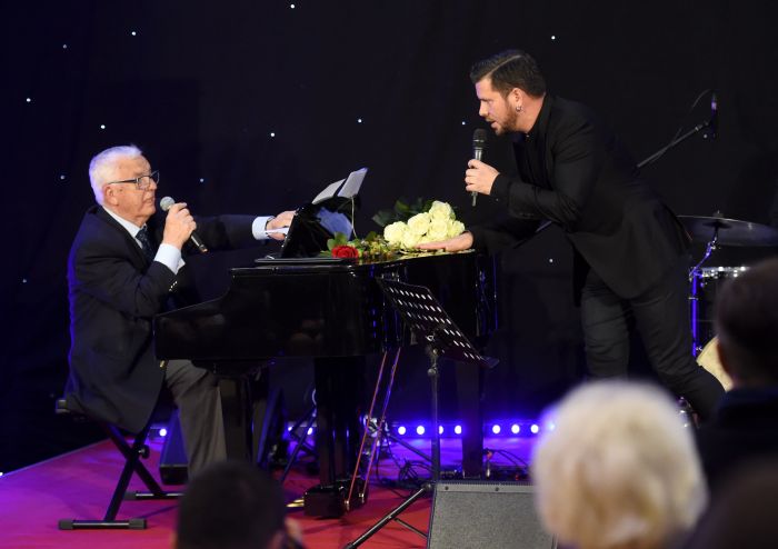 Maestro Raimonds Pauls (no kreisās) un dziedātājs Intars Busulis uzstājas maestro jaunā albuma “Kad Tu ej pie bitēm” prezentācijas pasākumā Latvijas Nacionālās bibliotēkas restorānā “Klīversala”.