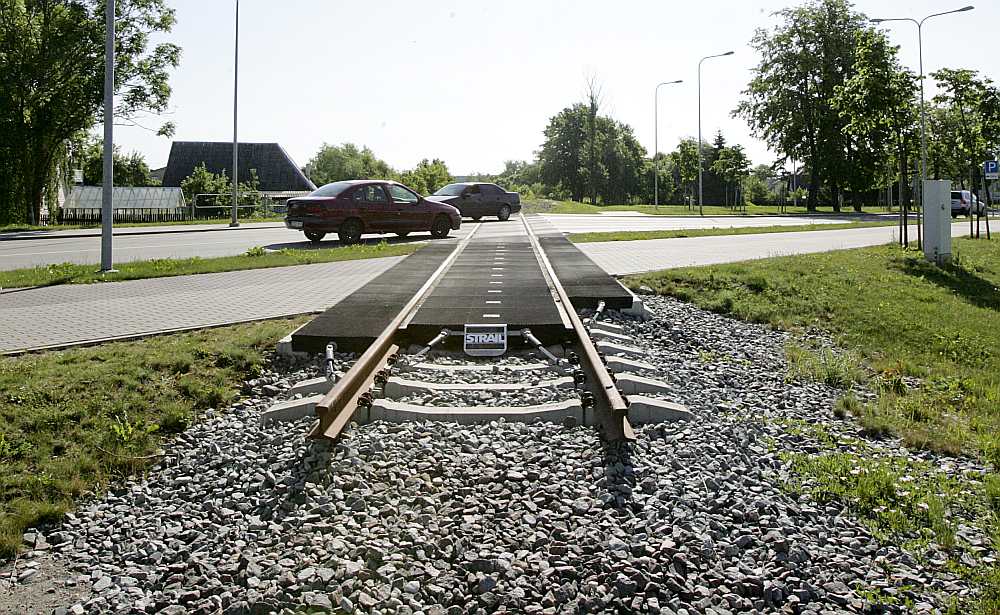 Pēc sliežu noārdīšanas Lietuvas teritorijā posmā Mažeiķi–Reņģe dažviet uz autoceļiem vēl palikušas liecības par kādreiz eksistējušo dzelzceļu.