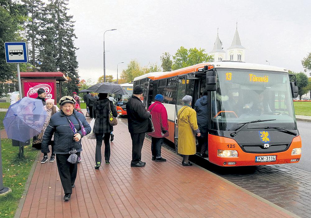 Rēzeknieši atzīst, ka reizēm nākas ilgāk pagaidīt īsto transportlīdzekli, bet to atsver tas, ka braucieni pilsētniekiem ir bez maksas.