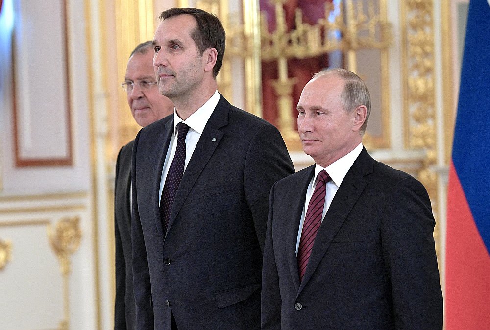 Krievijas prezidents Vladimirs Putins (no labās), Latvijas vēstnieks Krievijā Māris Riekstiņš un Krievijas ārlietu ministrs Sergejs Lavrovs vēstnieku akreditācijas ceremonijas laikā Kremlī.