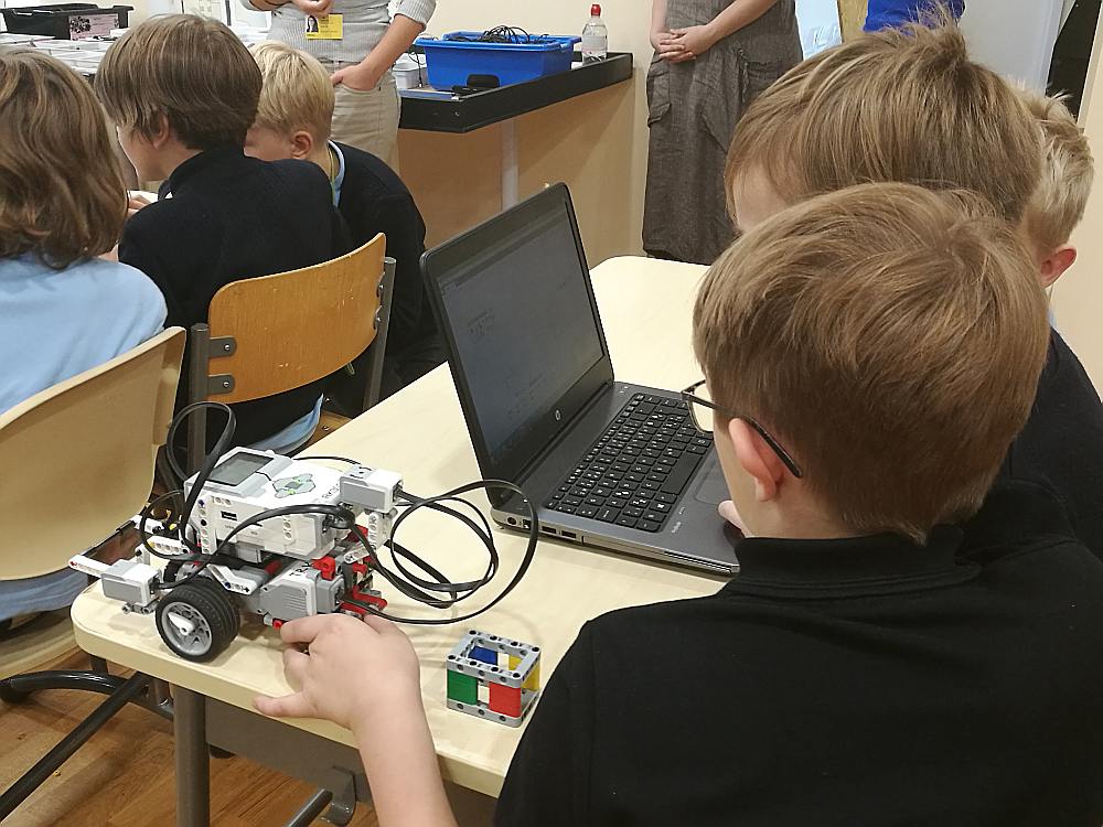 Lai robots darītu, ko bērni iecerējuši, vispirms tas attiecīgi jāieprogrammē, ko pārī veic divi otrklasnieki.