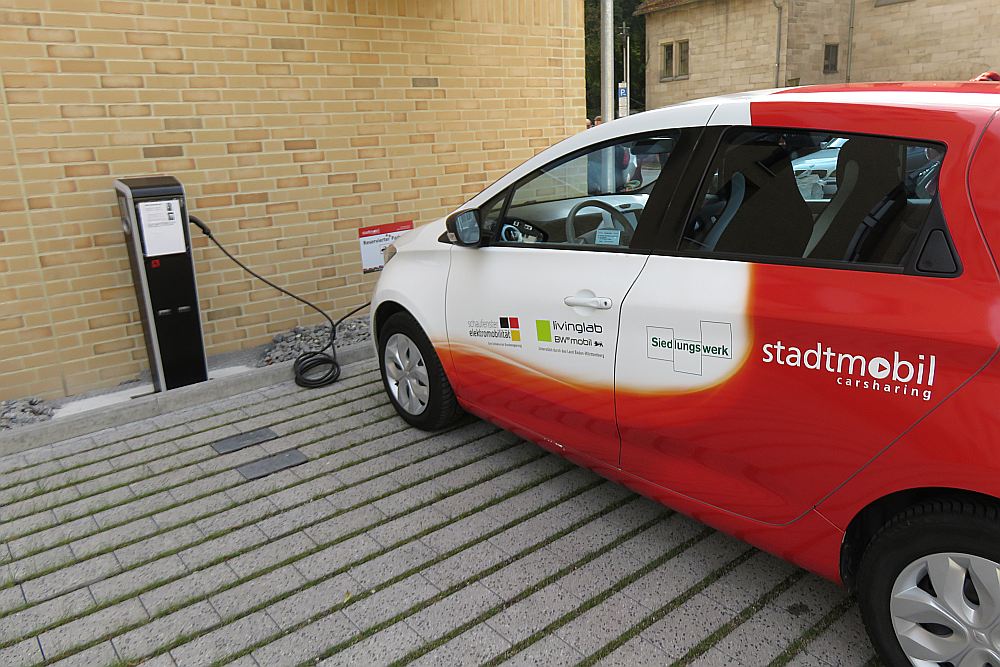 Mājas galā viens “Renault” lādējas, divi izbraukuši – tie pieder namsaimniekam, bet apkalpo Federālā auto koplietošanas asociācija “Die Stadtmobil-Gruppe”.