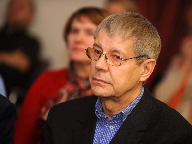 Gunāra Astras cīņubiedrs, viens no Latvijas Neatkarības kustības dibinātājiem un grupas “Helsinki-86” dalībnieks Jānis Rožkalns (dzimis 13.08.1949.) pašlaik saņem pensiju 90,35 eiro apmērā un Nacionālās pretošanās kustības dalībnieka pabalstu 100 eiro mēnesī.