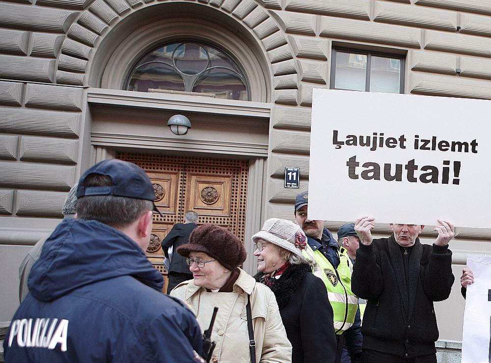 Vēlētājiem dalība 13. Saeimas vēlēšanās īpaši neatšķirsies no kārtības līdzšinējās parlamenta vēlēšanās, bet jaunveidotajām partijām gan šoreiz uzlikti stingrāki kritēriji. Dažiem gribētājiem tos nav izdevies izturēt, tādēļ nāksies pieslieties citām partijām.