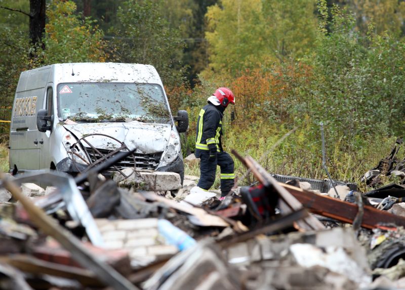 Valsts policija Saulkrastu novadā uzsprāgušajā dzīvojamā mājā un pie tās esošajos transportlīdzekļos atrada aptuveni 100 kilogramus nesprāgušas pirotehnikas un sprādzienbīstamu vielu. Par sprādzienu sākts kriminālprocess un galvenā versija ir tāda, ka ēkā noticis sprādziens un sprāgusi pirotehnika vai vielas, kas izmantotas pirotehnikas ražošanai.