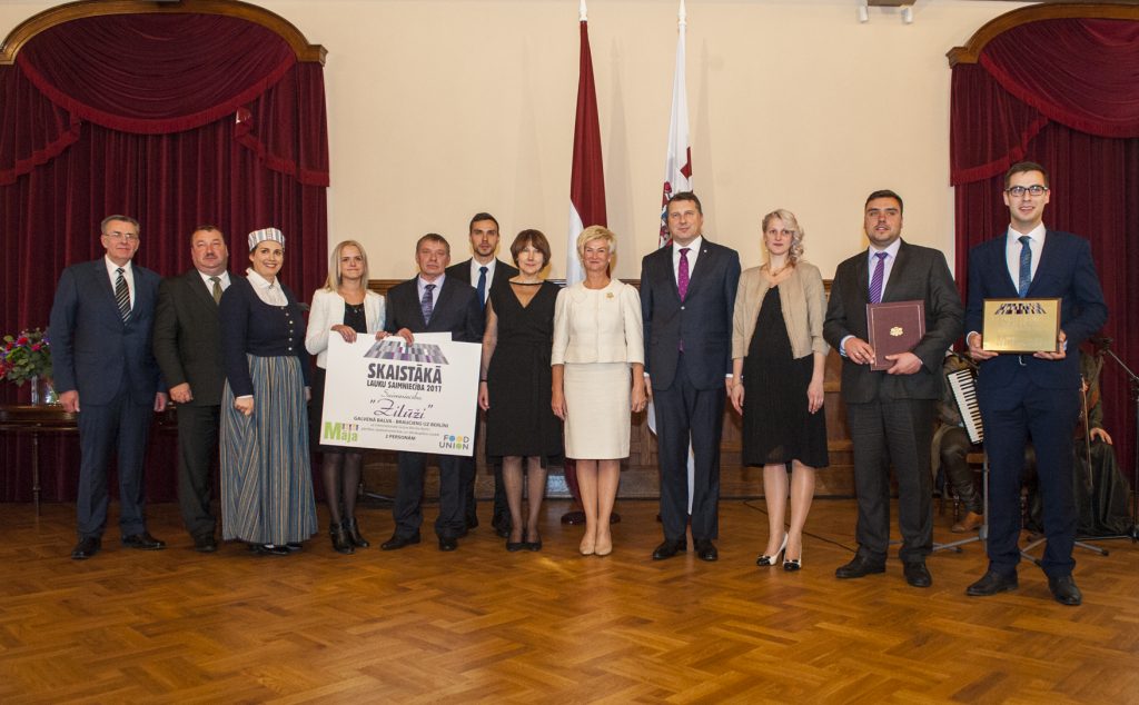 Konkursa uzvarētāji ar Valsts prezidentu Raimondu Vējoni, Ivetu Vējoni un žūrijas locekļiem.