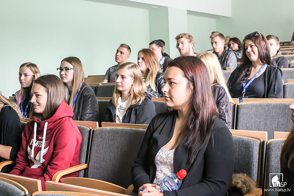 Biznesa augstskolai “Turība” valdība nesen liedza atvērt studiju virzienu “Mākslas”, norādot, ka šajā jomā studentus izglīto jau daudzas augstskolas. Taču tagad valdība grasās atteikties lemt par jaunu studiju virzienu lietderību privātajās augstskolās.