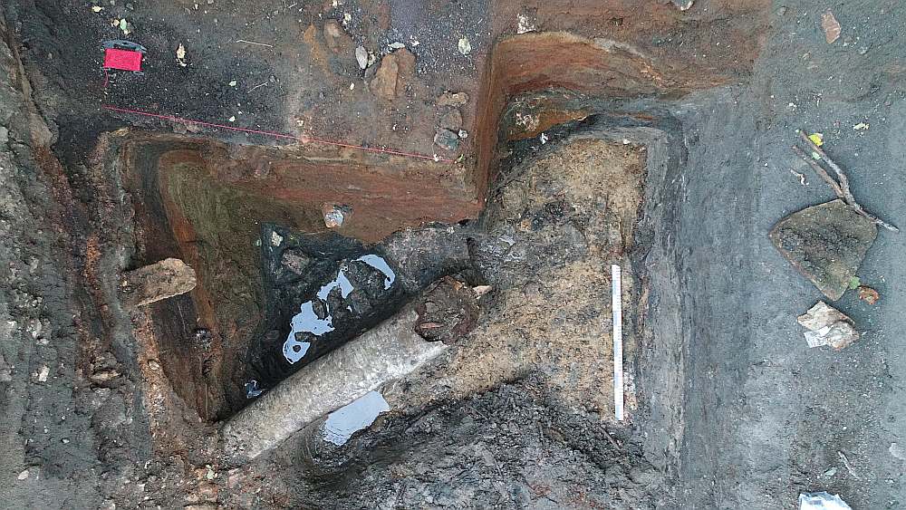 Arheologu atklātā dzelzsrūdas glabātava reiz izskatījusies pēc resniem baļķiem veidotas kastes. Vēl saglabājušās rūdas paliekas. Zaļais slānis, iespējams, ir izrūsējusi rūda vai smilts ar kādām piedevām.