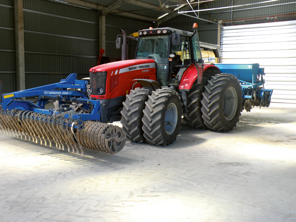2011. gadā no Konekesko par ES atbalsta naudu pirktais Massey Fergusson 185 ZS jaudas traktors. “Nekādas vainas. Nākotnē, visticamāk, pirkšu tikpat jaudīgu spēkratu,” teic Andis. Massey Ferguson pirkts pēc konkursa nosacījumu publicēšanas Iepirkumu uzraudzības biroja mājas vietnē. Andis uzsver šīs kārtības atšķirību salīdzinājumā ar cenu aptauju, kur vēl jātirgojas ar dīleri un tikai tad cena parasti krītas. Saimnieks vērš uzmanību, ka viņš pirkumos nav ieciklējies uz vienu firmu. Traktora pirkumā vissvarīgākā ir apkalpošana, serviss. “Traktori lūst, tāpēc svarīga ir ātra meistara ierašanās saimniecībā. Cenas par traktora servisu visiem uzņēmumiem ir aptuveni vienādas,” teic saimnieks.