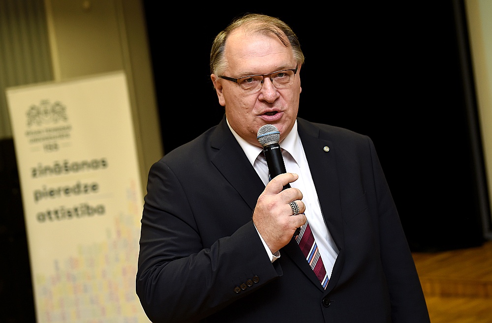 Arvīds Barševskis stāsta, ka reformas gaidāmas arī pašā Daugavpils Universitātē: tikšot apvienotas fakultātes un zinātniskie institūti, izveidojot divus akadēmiskos centrus.