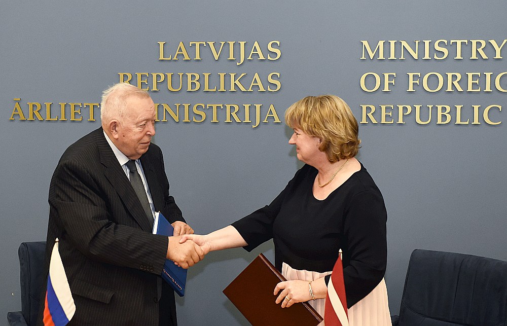 Dokumentus – demarkācijas karti, robežas aprakstu, robežzīmju protokolus, robežzīmju koordinātu un augstuma katalogu un noslēguma protokolu – parakstīja abu valstu demarkācijas komisijas līdzpriekšsēdētāji – Latvijas ģenerālkonsule Sanktpēterburgā Irina Mangule un ārkārtējais un pilnvarotais vēstnieks Aleksejs Obuhovs.