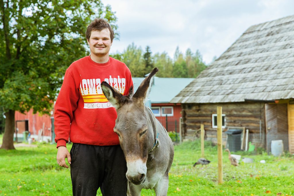 Dzintara atbildība ir kūts darbi. Šodien jāizved pastaigā arī ēzelītis Hugo.