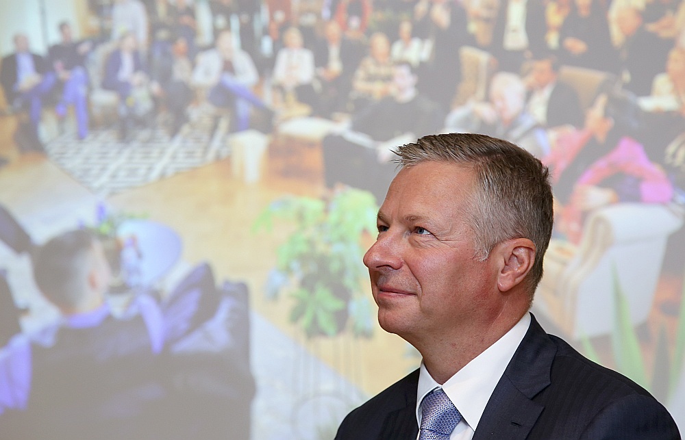 Solidaritātes nodokļa ieviešana no Latvijas liks aizbraukt daudziem informācijas tehnoloģiju jomas speciālistiem, savulaik pauda elektronisko sakaru sniedzēja “Lattelecom” valdes priekšsēdētājs Juris Gulbis. Viņš atturējās paust savu viedokli par Satversmes tiesas lēmumu, ar kuru atzīts, ka solidaritātes nodokļa ieviešana atsevišķai personu grupai neesot vienlīdzības principa pārkāpums.