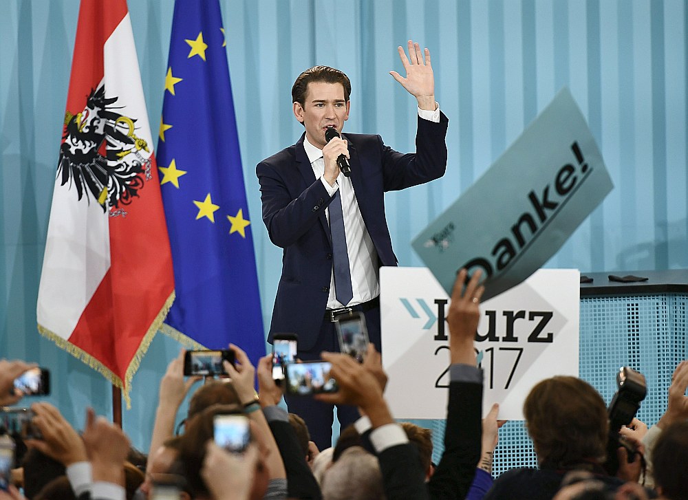 Vēlēšanās uzvarējušās Austrijas Tautas partijas līderis Sebastians Kurcs pateicas saviem atbalstītājiem.