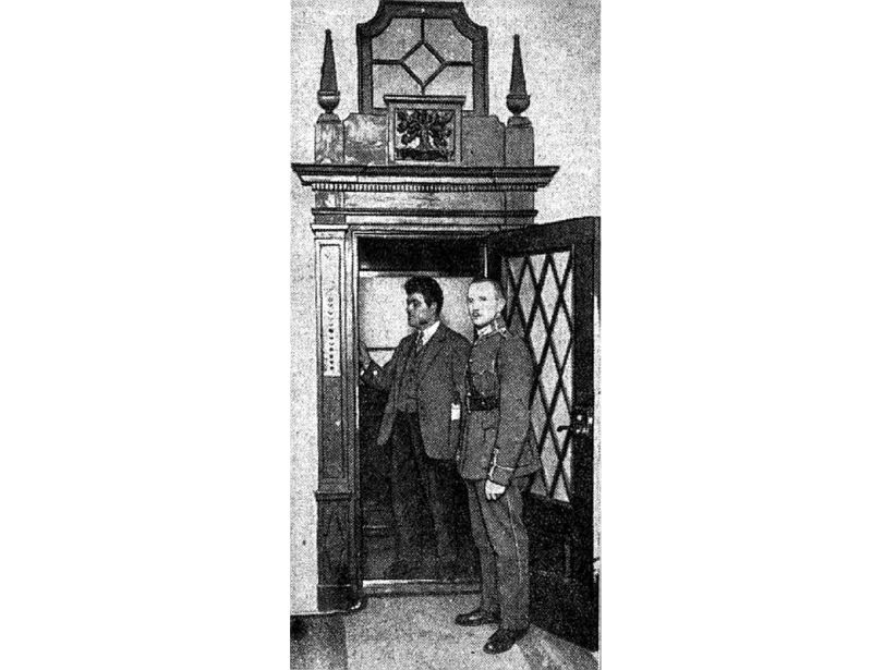 Pie Saeimas lifta 1927. gadā.