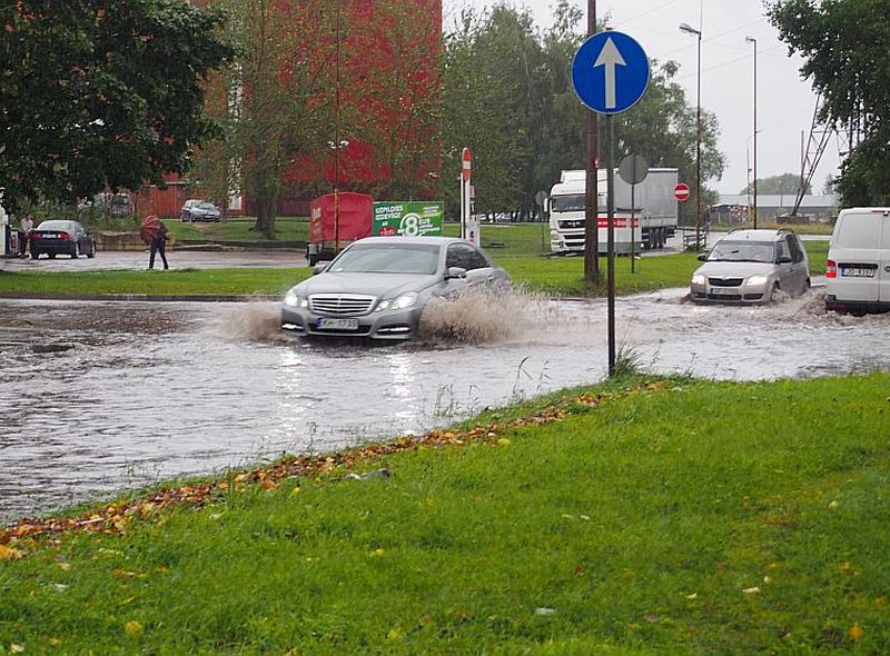 “Rāmāk, veči! Auto nav amfībija.”