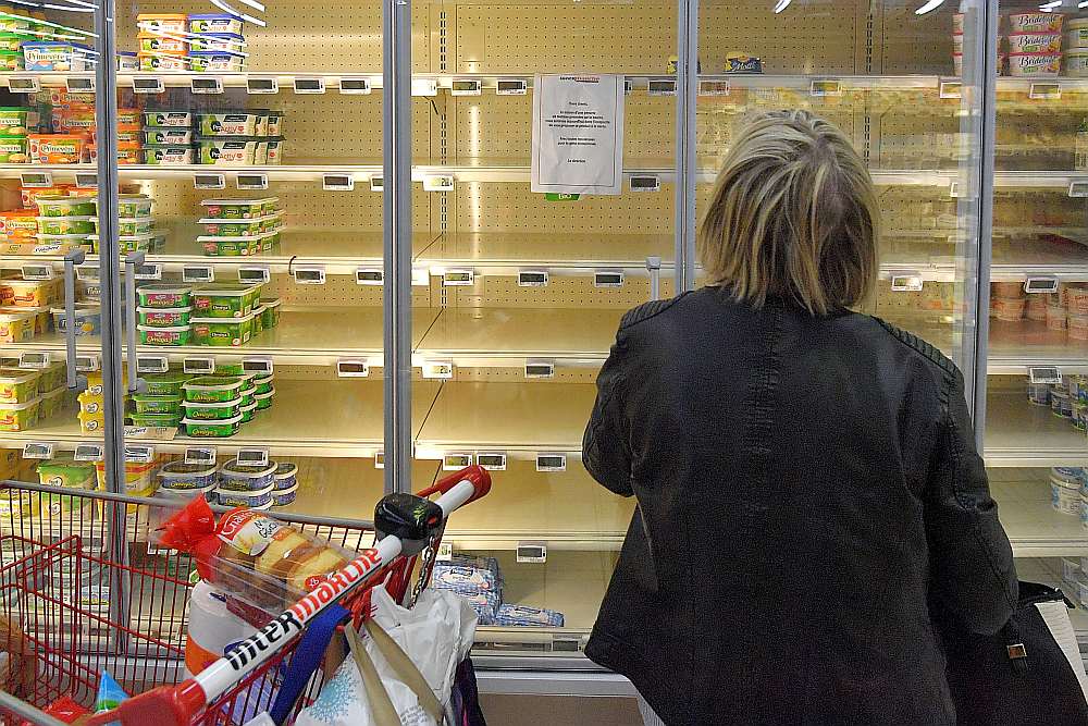 Pircēja lasa paziņojumu pie lielveikala ledusskapja plaukta Rezē, Francijas rietumos – “Sakarā ar izejvielu trūkumu sviesta izgatavošanai mēs nevaram jums piegādāt un pārdot šo produktu”.