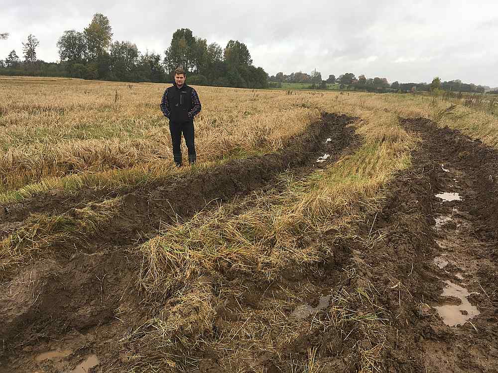 Grundzāles pagasta “Jaunkalējiņu” saimnieks Kārlis Ruks: “Ārkārtas situāciju mūspusē neizsludināja, tādēļ kompensāciju par lietavās bojā gājušo ražu nebūs, lai gan skaidrs, ka zaudējumi nav mazi.”