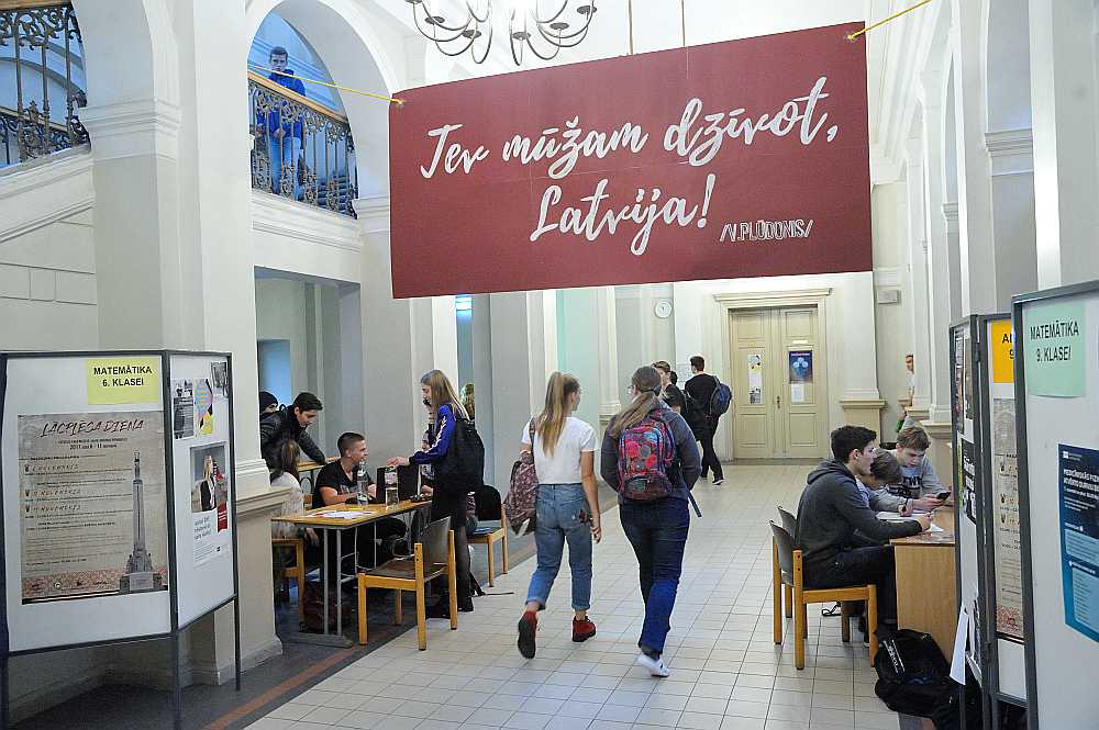 Valsts svētku priekšvakarā Rīgas Valsts 1. ģimnāzija sagaidīs kārtējo “Lielo pūču” uzlidojumu. Tāpat kā citus gadus, arī šogad tieši šīs skolas absolventi vissekmīgāk kārtojuši centralizētos eksāmenus.