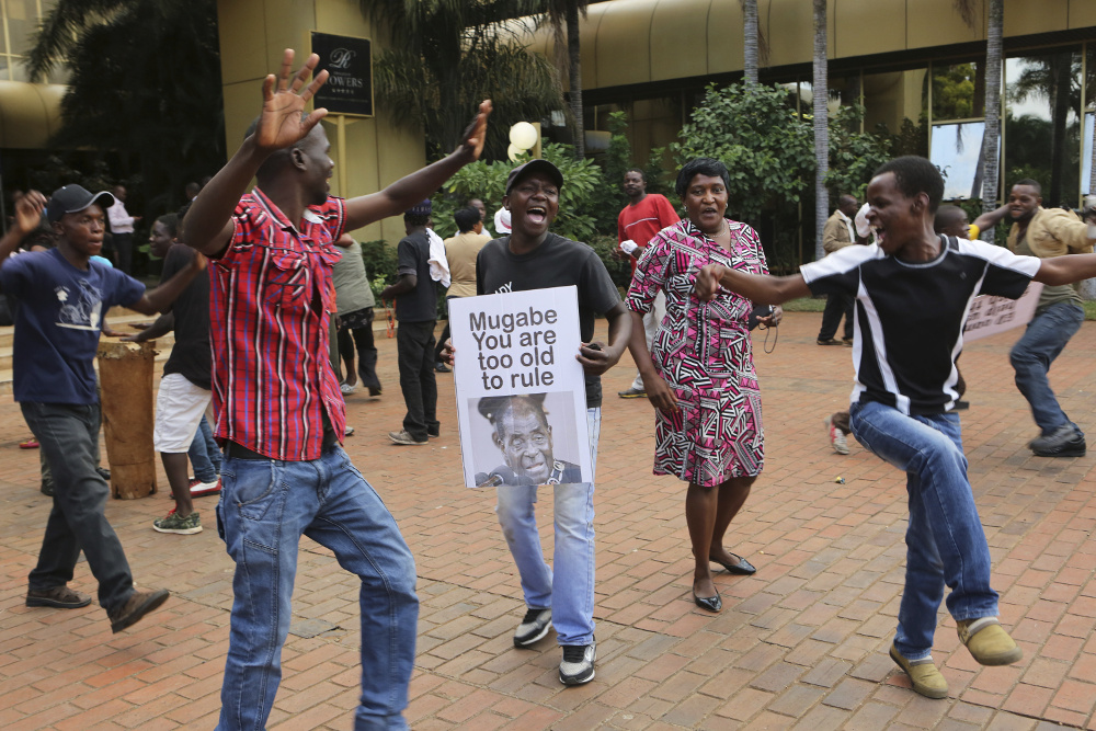 Zimbabves jaunieši līksmo ielās pēc Roberta Mugabes paziņojuma par atkāpšanos no prezidenta amata.