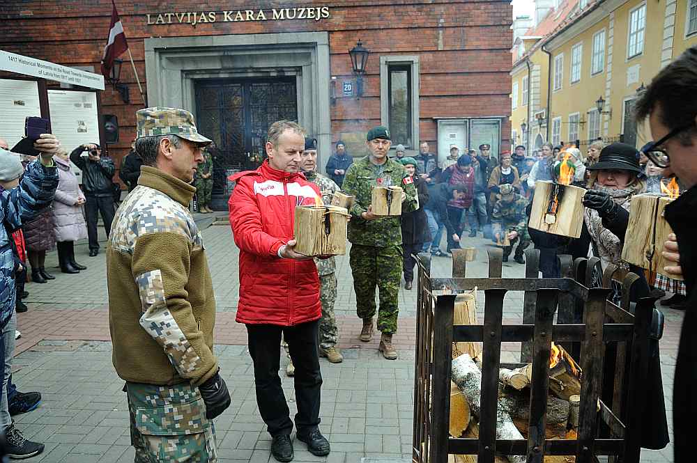 Brīvības cīnītājiem veltīto piemiņas ugunskuru simboliski iededza Aizsardzības ministrijas amatpersonas, karavīri, Lāčplēša Kara ordeņa kavalieru pēcteči – Arnolda Rīsmaņa meitas, Alberta Zvejnieka dēls un mazmeita, kā arī Ernesta Drēziņa mazdēls “LA” žurnālists Artis Drēziņš (otrais no kreisās). Ugunskurs degs līdz Lāčplēša dienas, 11. novembra, vakaram.
