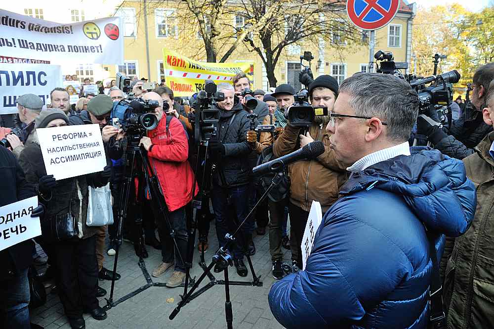 Degi Karajevs uzskata, ka Latvijā uzspiež valsts valodu, tādējādi radot pretestību krievvalodīgajos.