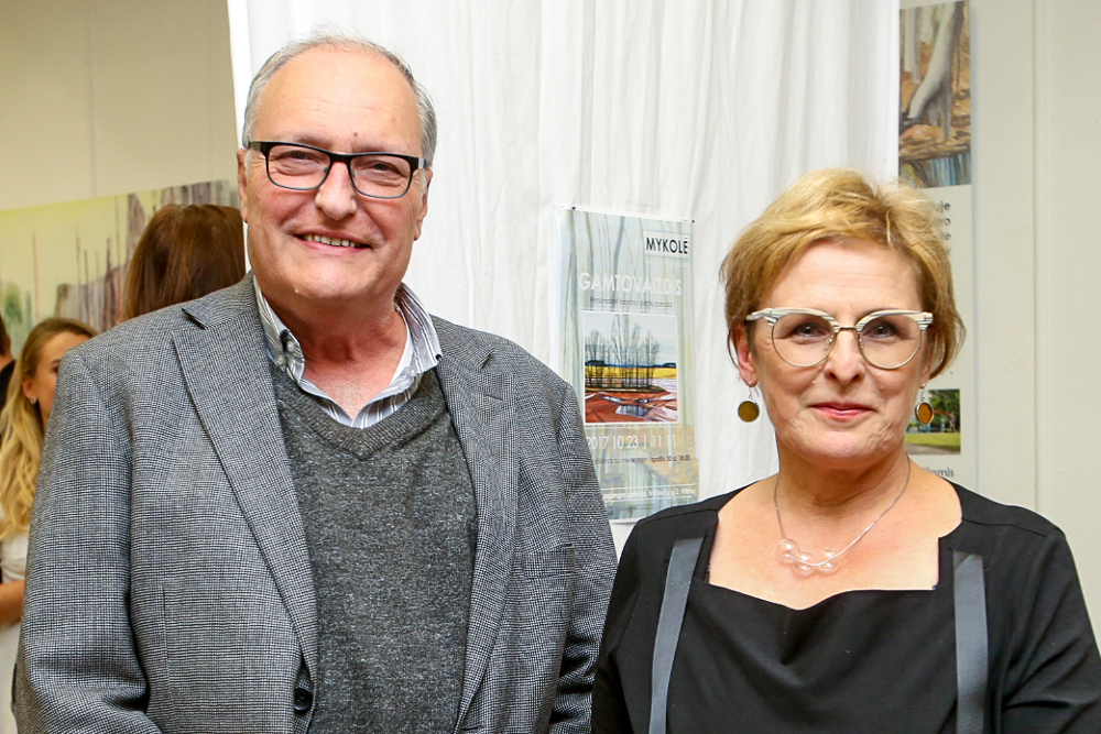 Rūta Vanagaite kopā ar dzīvesdraugu, Simona Vīzentāla centra Izraēlā direktoru Efraimu Zurofu grāmatas “Mūsējie” atvēršanā.