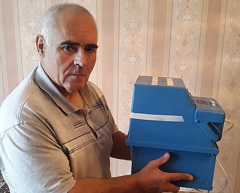 Zinātnes jaunuzņēmuma “Oxygen for Burning Fuel” tehnoloģijas idejas autors, ukrainis Sergejs Gabrošvili ar vienu no saviem izgudrojumiem, kas palīdz samazināt degšanas procesā radušos izmešu daudzumu un patērēto degvielu. Attēlā redzamā iekārta ir prototips tehnoloģijas izmantošanai auto industrijā. Šobrīd iekārta jau krietni attīstīta un ir darba kārtībā.