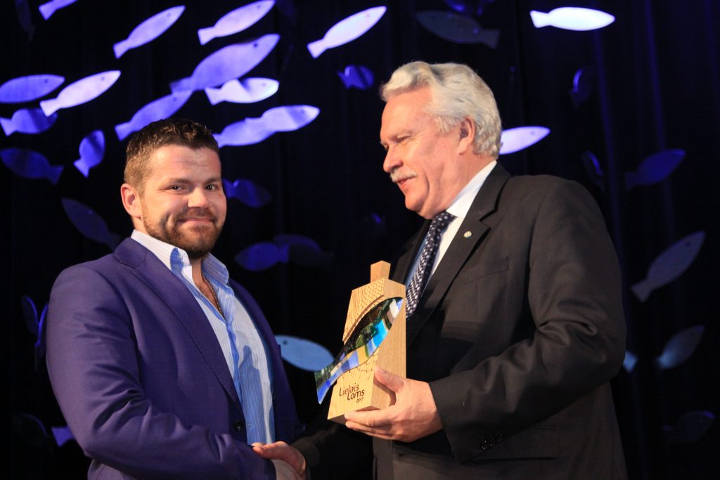 Apsveikumus no ministra saņem SIA “BraDava” pārstāvis Aleksejs Blohins.
