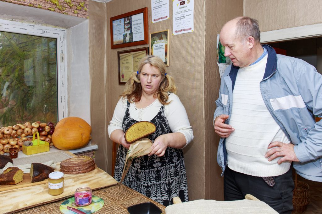 “Eglienu” māju saimnieki Ineta un Oskars Zveji