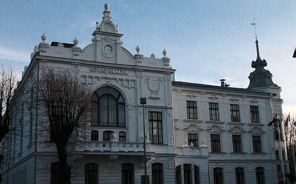 Tik skaisti sakoptu mācību ēku kā Liepājas Valsts 1. ģimnāzija gribas novēlēt ikkatram Latvijas skolēnam, jo tādā darba vidē arī skolotājiem ir vieglāk mest skatu uz valsts nākotni.