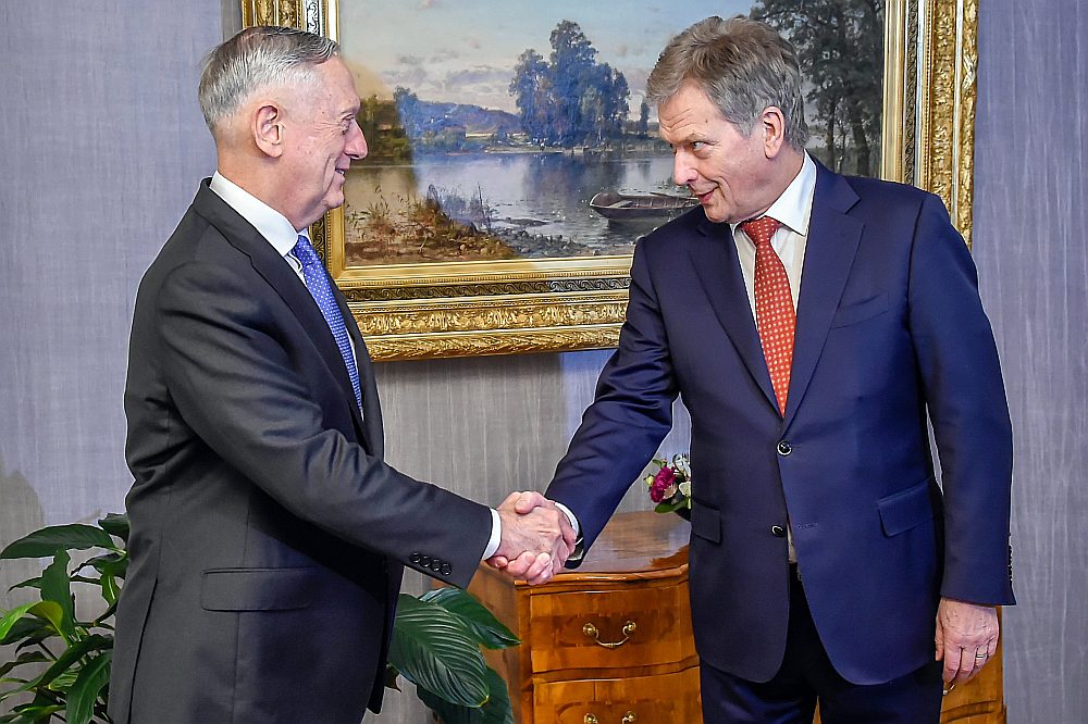 Pēc sarunām ar Somijas prezidentu Sauli Nīnisti (no labās) ASV aizsardzības ministrs Džeimss Matiss atzīmēja Somijas apņēmību stiprināt savu aizsardzību, piebilstot, ka attiecības starp abām valstīm nekad nav bijušas stiprākas.