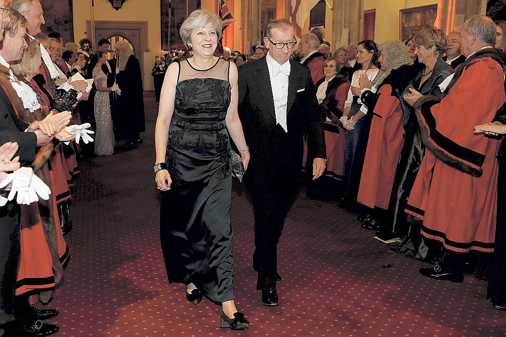 Britānijas premjerministre Terēza Meja dzīvesbiedra Filipa pavadībā ierodas uz Londonas Sitijas lordmēra rīkoto pieņemšanu.