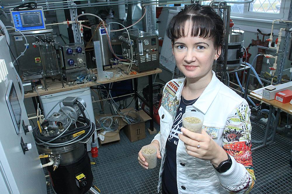 Linda Mežule stāsta, ka biodegvielu iespējams ražot no visdažādākajiem lauksaimniecības atkritumiem.