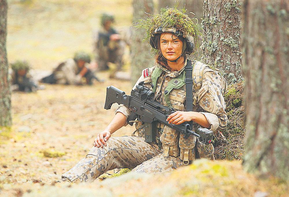 Šogad profesionālajā dienestā plānots pieņemt 828 karavīrus. Savukārt profesionāli izglītotu komandējošo un militāro speciālistu sastāvu sagatavo Nacionālā aizsardzības akadēmija (NAA). Attēlā: NAA kadeti pilnveido iemaņas lauka nometnē Ādažu poligonā šā gada augustā.
