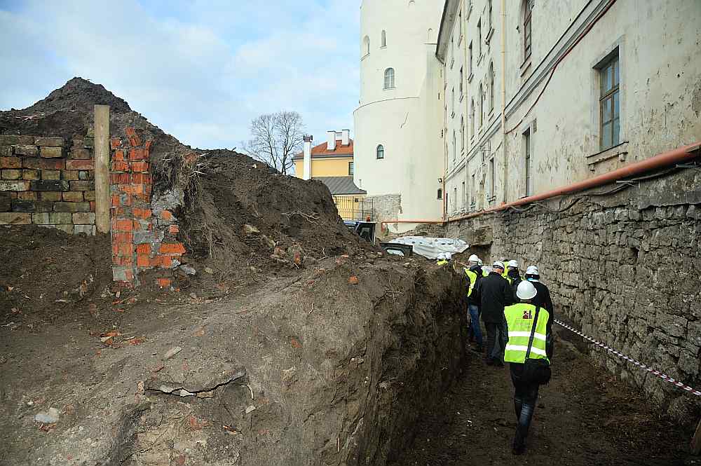 Noņemot grunts slāni Rīgas pils Horna bastionā, atklājušās dažādos gadsimtos tapušas mūra konstrukcijas.