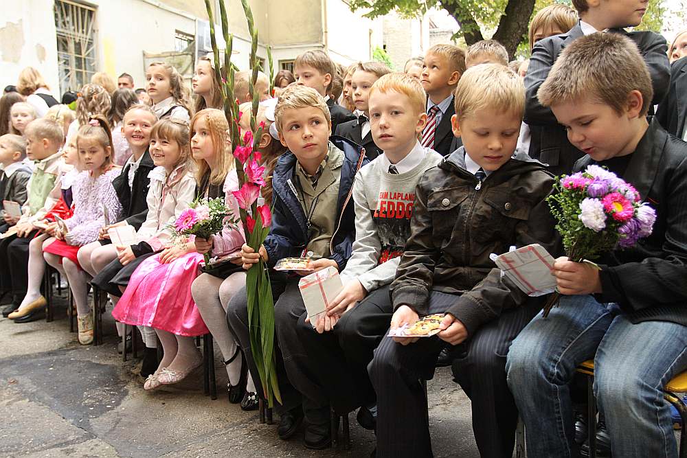 Līdz 2023. gadam pirmklasnieki 1. klases vielu varēs apgūt bērnudārzā. Pēc tam gan skolas būšot pielāgotas sešgadnieku uzņemšanai.