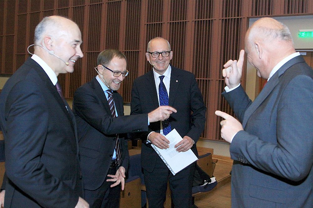 Jānis Gardovskis (no labās), kurš jau 10 gadus vadījis RSU, pirms rektora amata kandidātu debatēm jautrā noskaņā aprunājas ar saviem potenciālajiem pēctečiem Jāni Vētru (no kreisās) un Aigaru Pētersonu. Debašu vadītājs – RSU mācībspēks, ārpolitikas speciālists Andris Sprūds (vidū) arī smej.