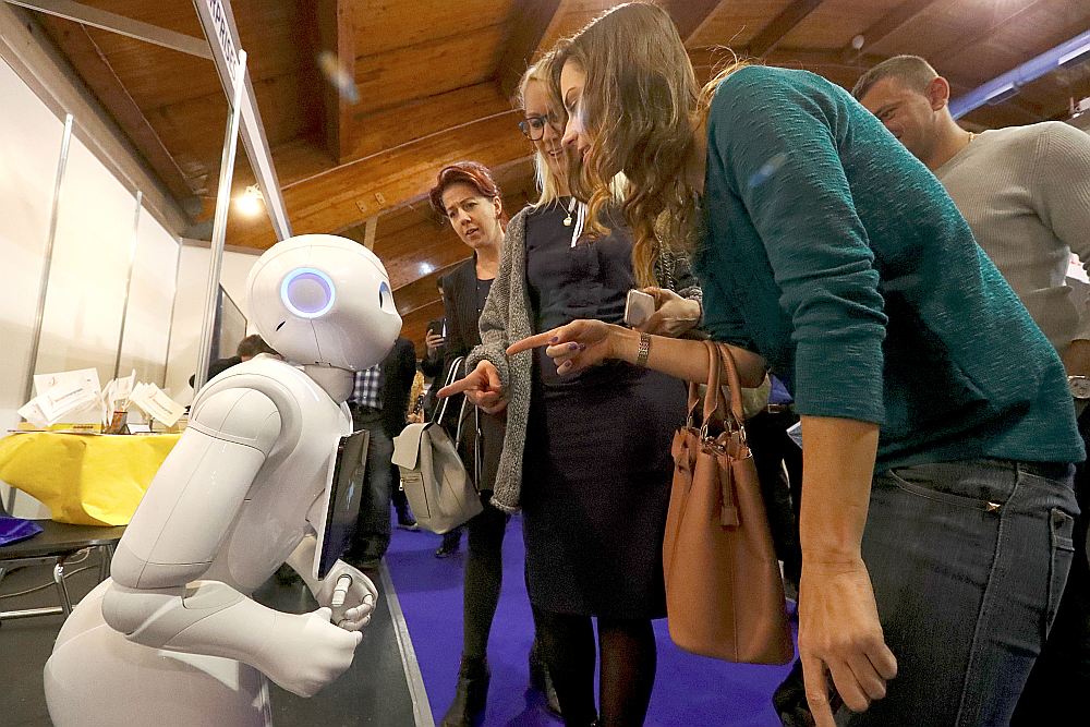 “Pepper”, ko izgatavojis “Softbank Robotics Corp.” ir pirmais cilvēkveidīgais robots ar mākslīgo intelektu un emociju atpazīšanas spēju. Robots jau tiek izmantots dažādos veikalos, kur tā uzdevums ir komunicēt ar klientiem.