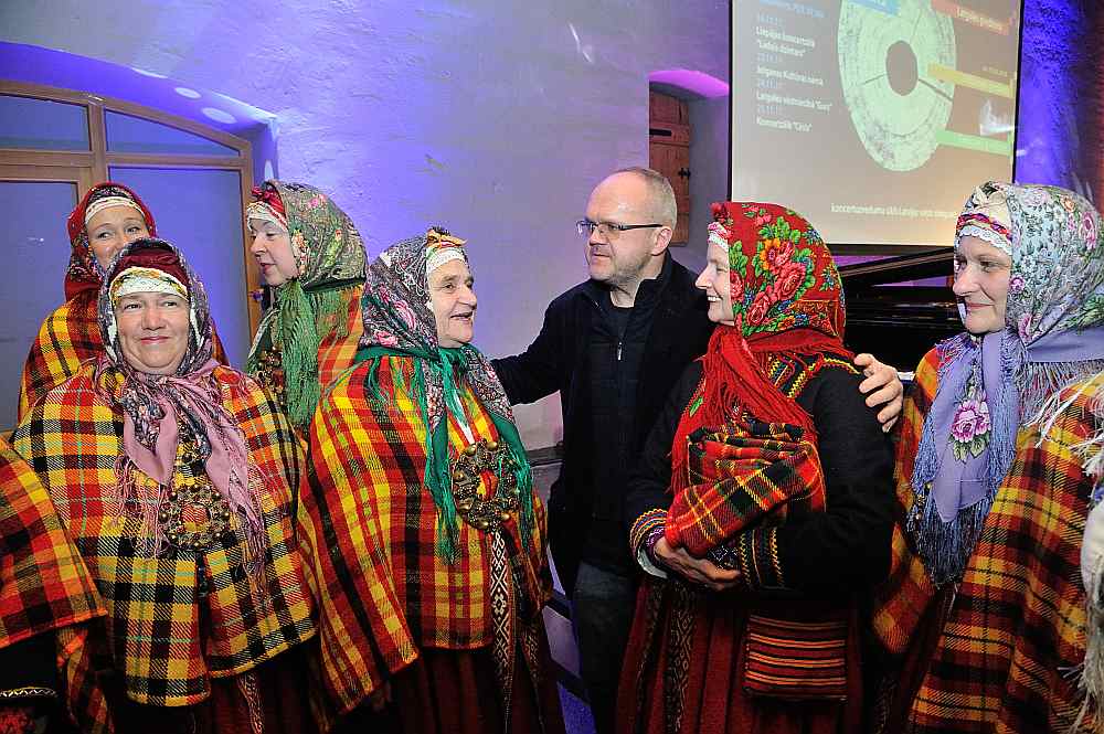 Māris Sirmais Kurzemes simbola – Alsungas suitu sievu – ielokā: “Patiesi apbrīnoju, kā viņas savu spēj celt un turēt!”