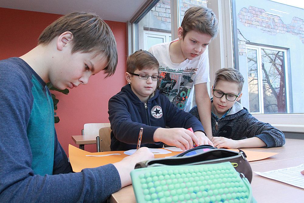 Iecerēts, ka, apgūstot jauno izglītības saturu, skolēni iemācīsies sadarboties ar citiem. Pagaidām Latvijas skolēniem grūti risināt problēmas, sadarbojoties ar citiem.