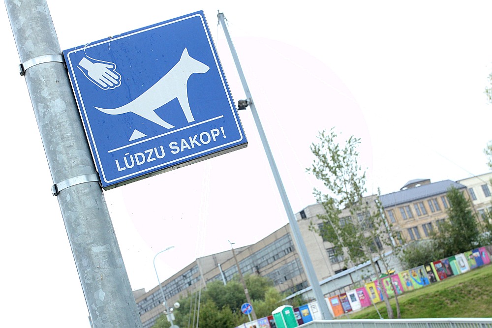 Daugavmalas promenādē ierīkotas speciālas urnas suņu ekskrementiem, kā arī atgādinošas informācijas zīmes, ka aiz suņa būtu jāsakopj.