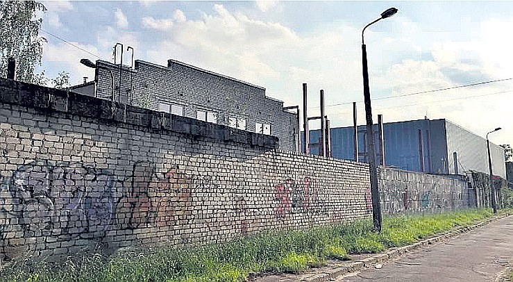Vērtīgākais nodokļu parādnieku īpašums, pret kuru Valsts ieņēmumu dienests šobrīd vērsis piedziņu, ir atklātās muitas noliktavas SIA “Transimpeks terminal” nekustamais īpašums Rīgā, Zārdu ielā.